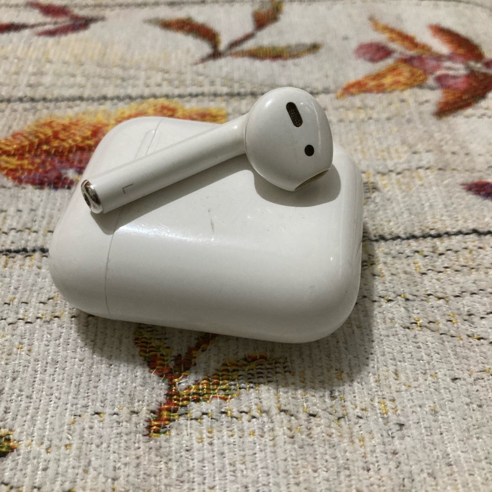 Left Airpod 2 Gen.